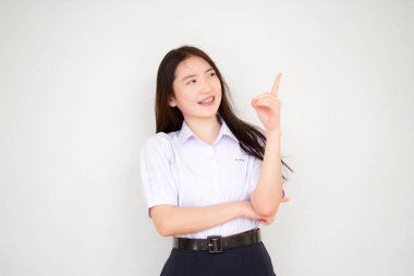 Taylandlı liseli üniformasının portresi. Güzel bir kız işaret ediyor.