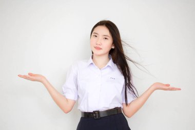 Taylandlı liseli üniformasının portresi. Güzel bir kız işaret ediyor.