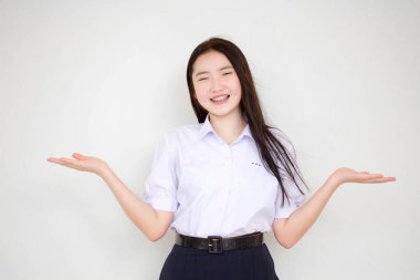 Taylandlı liseli üniformasının portresi. Güzel bir kız işaret ediyor.