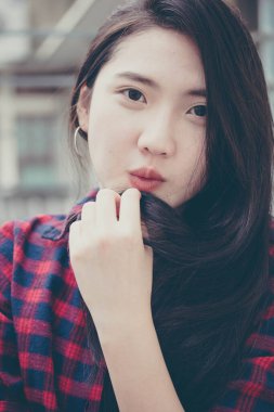 Tayland portresi. Genç, güzel bir kız. Mutlu ve rahat.