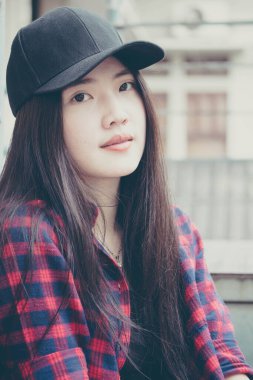 Tayland portresi. Genç, güzel bir kız. Mutlu ve rahat.