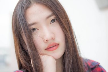 Tayland portresi. Genç, güzel bir kız. Mutlu ve rahat.