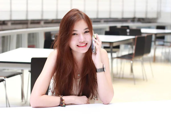 用智能手机和微笑刻画泰国人美女的形象 — 图库照片