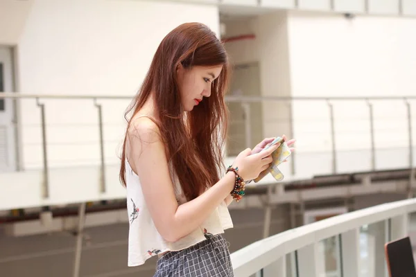 Portré Thai Felnőtt Gyönyörű Lány Használja Okos Telefon Mosoly — Stock Fotó