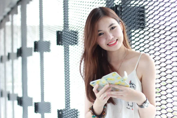 Retrato Tailandês Adulto Linda Menina Usando Seu Telefone Inteligente Sorriso — Fotografia de Stock