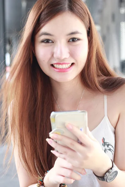 用智能手机和微笑刻画泰国人美女的形象 — 图库照片
