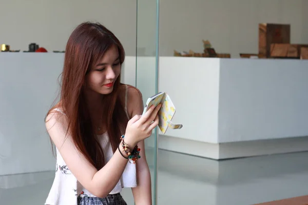 Retrato Tailandês Adulto Linda Menina Usando Seu Telefone Inteligente Sorriso — Fotografia de Stock