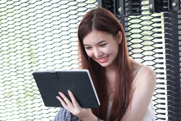 Portré Thai Felnőtt Gyönyörű Lány Használja Tablettát Mosolyogni Egyetemen — Stock Fotó