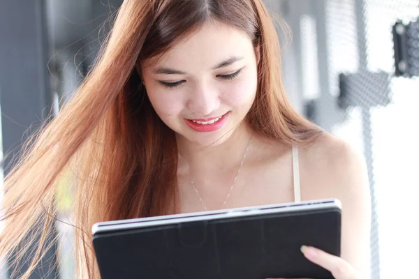 Portré Thai Felnőtt Gyönyörű Lány Használja Tablettát Mosolyogni Egyetemen — Stock Fotó