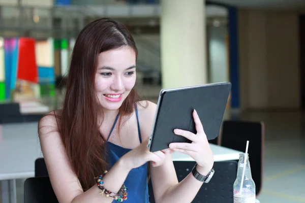 Retrato Tailandés Adulto Hermosa Chica Usando Tableta Sonrisa Universidad — Foto de Stock