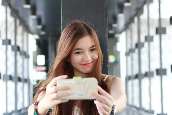 Портрет Тайської Красивої Дівчини Дорослих Використовуючи Свій Смартфон Селфі — стокове фото