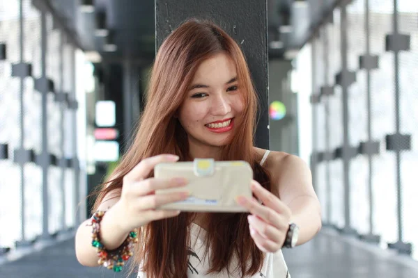Portrait Von Thailändischen Erwachsenen Schöne Mädchen Mit Ihrem Smartphone Selfie — Stockfoto