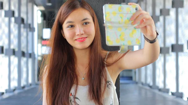 泰国人漂亮姑娘用智能手机自拍的肖像 — 图库照片