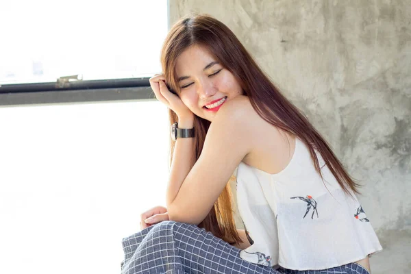 泰国人的肖像泰国人美丽的女孩放松和微笑 — 图库照片