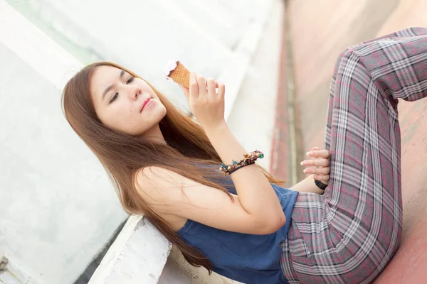 Portret Van Thai Volwassen Mooi Meisje Ontspannen Glimlachen — Stockfoto