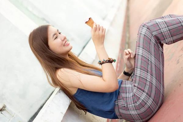 Portret Van Thai Volwassen Mooi Meisje Ontspannen Glimlachen — Stockfoto