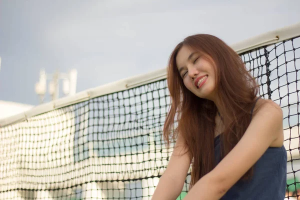 タイのポートレート大人の美しい女の子リラックスして笑顔 — ストック写真