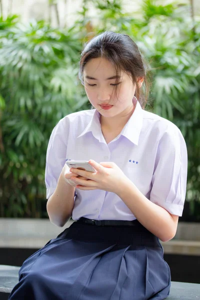 Portré Thai Porcelán Tini Gyönyörű Lány Használja Telefonját Mosolyogni — Stock Fotó