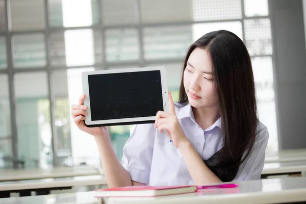 Retrato Tailandés Estudiante Secundaria Uniforme Hermosa Chica Usando Tableta —  Fotos de Stock