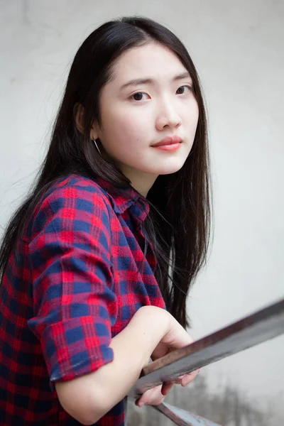 Portrét Thajského Porcelánu Teen Krásná Dívka Šťastná Relaxovat — Stock fotografie