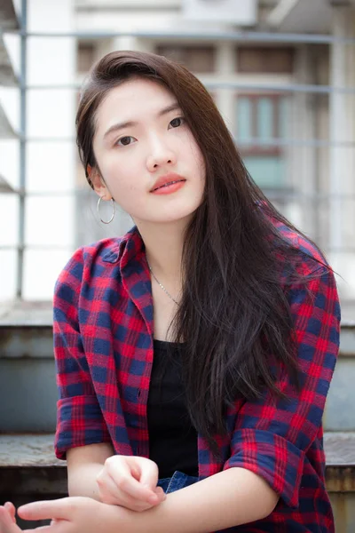 Tayland portresi. Genç, güzel bir kız. Mutlu ve rahat.