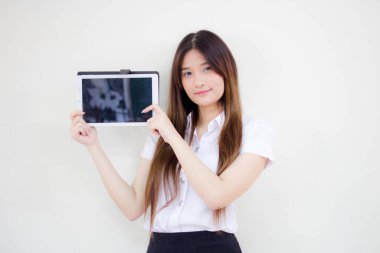 Taylandlı yetişkin öğrenci üniforması tabletini kullanan güzel bir kızın portresi..