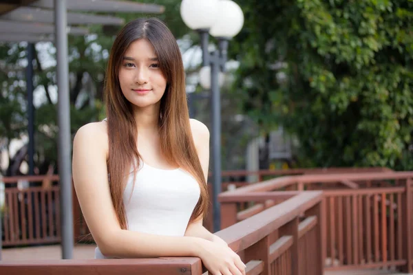 Retrato Tailandês Adulto Bela Menina Relaxar Sorrir — Fotografia de Stock
