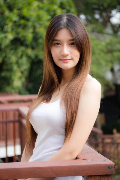 Portrait Thai Adulte Belle Fille Détendre Sourire — Photo