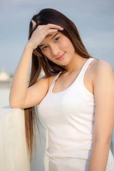 Portré Thai Felnőtt Gyönyörű Lány Pihenni Mosolyogni — Stock Fotó