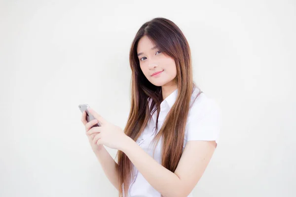 泰族成人大学生制服漂亮姑娘用智能手机的肖像 — 图库照片