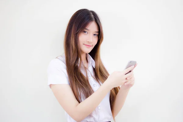 Potret Gadis Cantik Berseragam Mahasiswa Dewasa Thai Memakai Ponsel Pintarnya — Stok Foto
