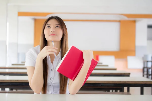 タイのポートレート大人学生大学制服美しいです女の子読書赤本 — ストック写真