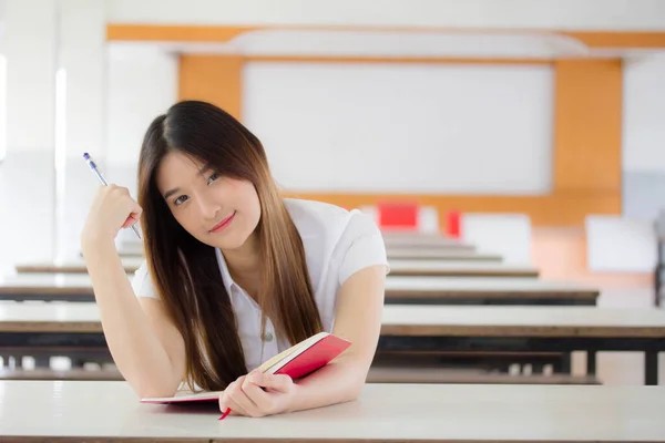 Retrato Tailandés Estudiante Adulto Universidad Uniforme Hermosa Chica Leyendo Libro — Foto de Stock
