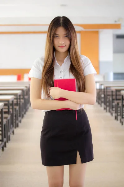 Ritratto Thai Adulto Studente Università Uniforme Bella Ragazza Lettura Rosso — Foto Stock