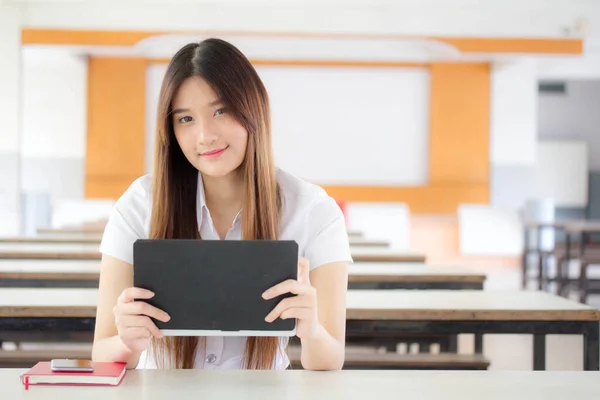 Retrato Tailandés Estudiante Adulto Universidad Uniforme Hermosa Chica Usando Tableta —  Fotos de Stock