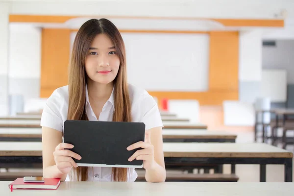 Retrato Tailandés Estudiante Adulto Universidad Uniforme Hermosa Chica Usando Tableta —  Fotos de Stock