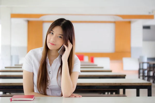 Retrato Tailandês Adulto Estudante Universidade Uniforme Bela Menina Chamando Telefone — Fotografia de Stock