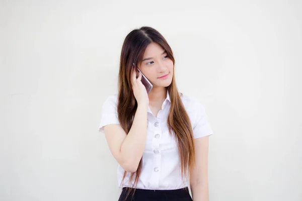 Retrato Tailandês Adulto Estudante Universidade Uniforme Bela Menina Chamando Telefone — Fotografia de Stock