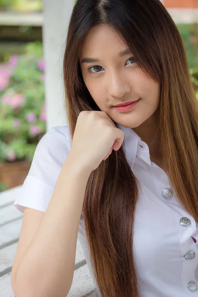 Retrato Tailandês Adulto Estudante Universidade Uniforme Bela Menina Relaxar Sorrir — Fotografia de Stock