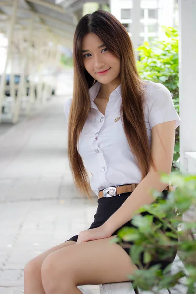 Portrait Thai Adulte Étudiant Université Uniforme Belle Fille Détendre Sourire — Photo