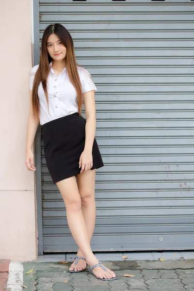 Ritratto Thai Adulto Studente Università Uniforme Bella Ragazza Rilassarsi Sorridere — Foto Stock