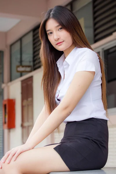 Retrato Tailandés Estudiante Adulto Universidad Uniforme Hermosa Chica Relajarse Sonreír — Foto de Stock