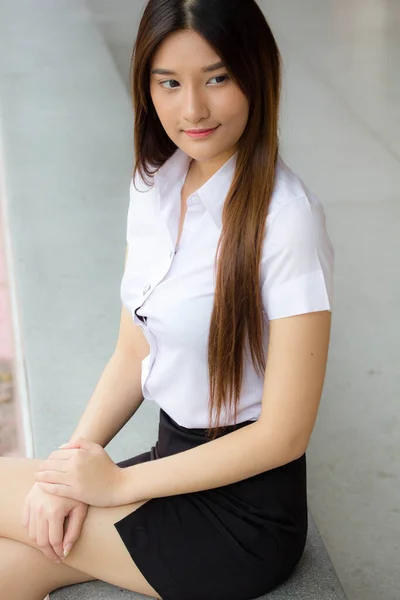 Ritratto Thai Adulto Studente Università Uniforme Bella Ragazza Rilassarsi Sorridere — Foto Stock