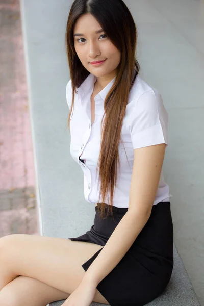 Retrato Tailandês Adulto Estudante Universidade Uniforme Bela Menina Relaxar Sorrir — Fotografia de Stock