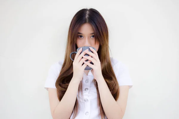 泰族成人大学生校服的肖像美丽的喝咖啡 — 图库照片