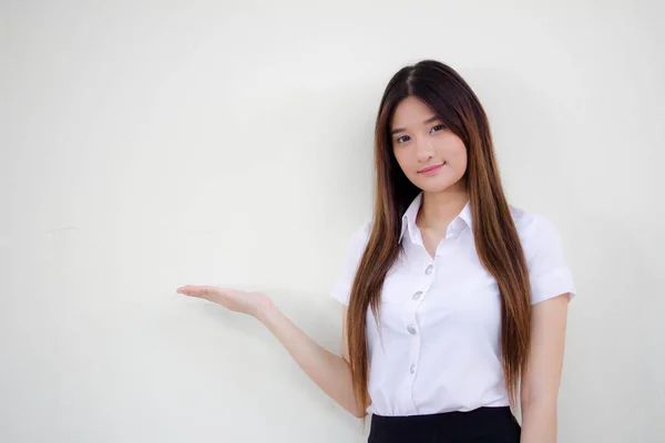 Портрет Тайського Студента Дорослих Університетська Форма Красива Дівчина Вказує — стокове фото