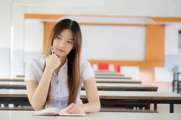 Ritratto Thai Adulto Studente Università Uniforme Bella Ragazza Lettura Rosso — Foto Stock