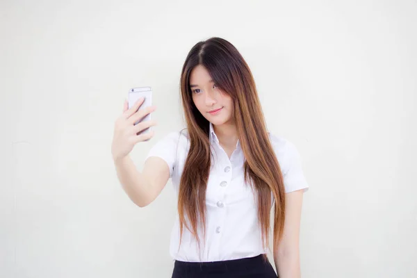 Retrato Tailandés Estudiante Adulto Universidad Uniforme Hermosa Chica Usando Teléfono — Foto de Stock