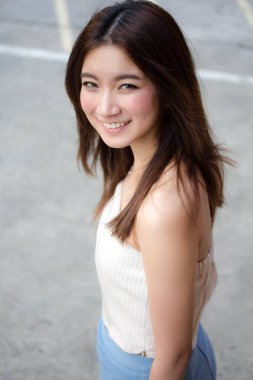 Tayland portresi yetişkin güzel kız rahatla ve gülümse