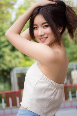 Tayland portresi yetişkin güzel kız rahatla ve gülümse